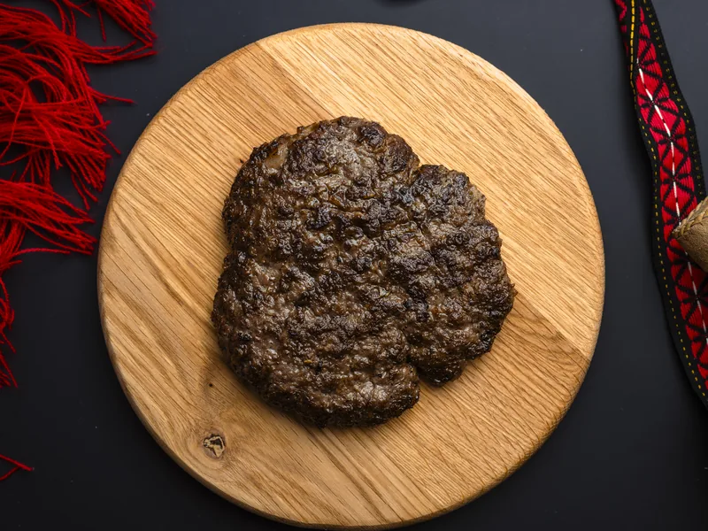 Plescaviță berbecuț la farfurie, din carne de vită și berbecuț, la Trafika